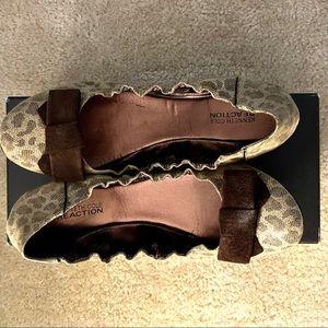 Kenneth Cole Reaction ballet flats in original box.